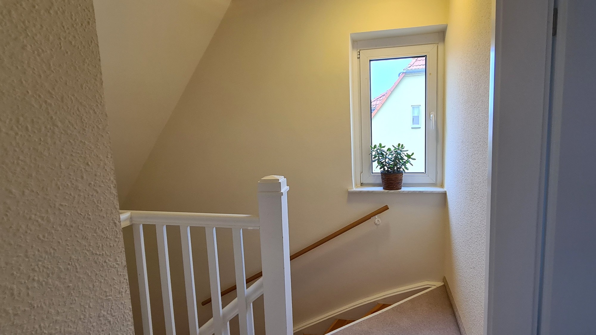 erstreckt sich eine gro&szlig;e Terrasse, 