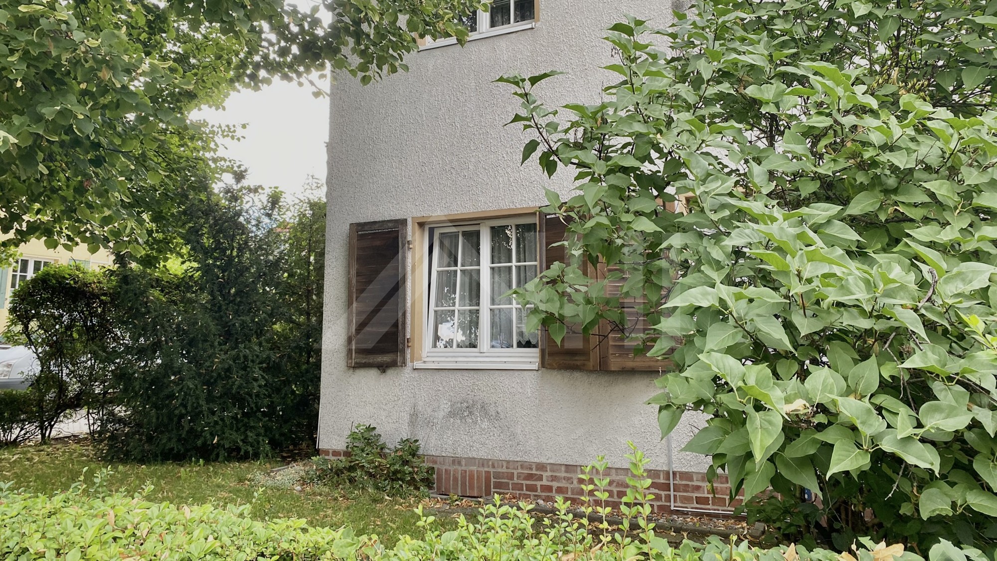 gro&szlig;em Grundst&uuml;ck