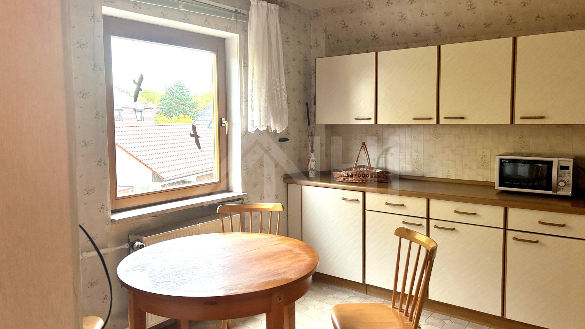 und verf&uuml;gt &uuml;ber ein gro&szlig;es Nebengelass.