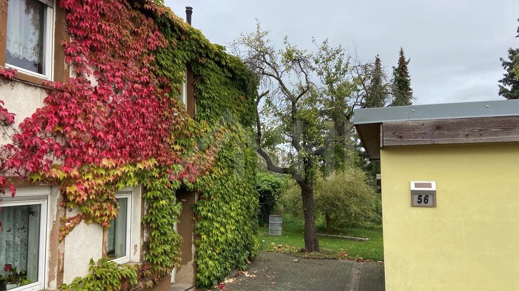 05_nachhause-immobilien_610069a2-fd3a-4b75-bb8c-bd5ce42b6d9a_bild Optimal f&uuml;r eine junge Familie, die das Wohnen im Gr&uuml;nen sch&auml;tzt ... Kleines Einfamilienhaus auf gro&szlig;em Grundst&uuml;ck