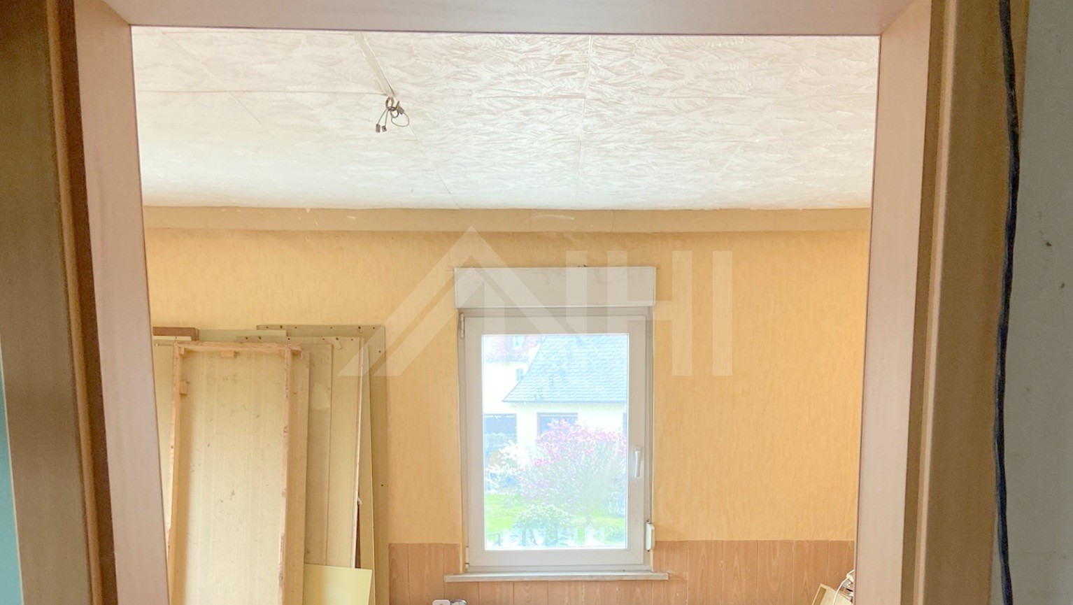 10_nachhause-immobilien_24cce7f4-b80a-4446-a72a-9d08197cbe7b_bild Optimal f&uuml;r eine junge Familie, die das Wohnen im Gr&uuml;nen sch&auml;tzt ... Kleines Einfamilienhaus auf gro&szlig;em Grundst&uuml;ck