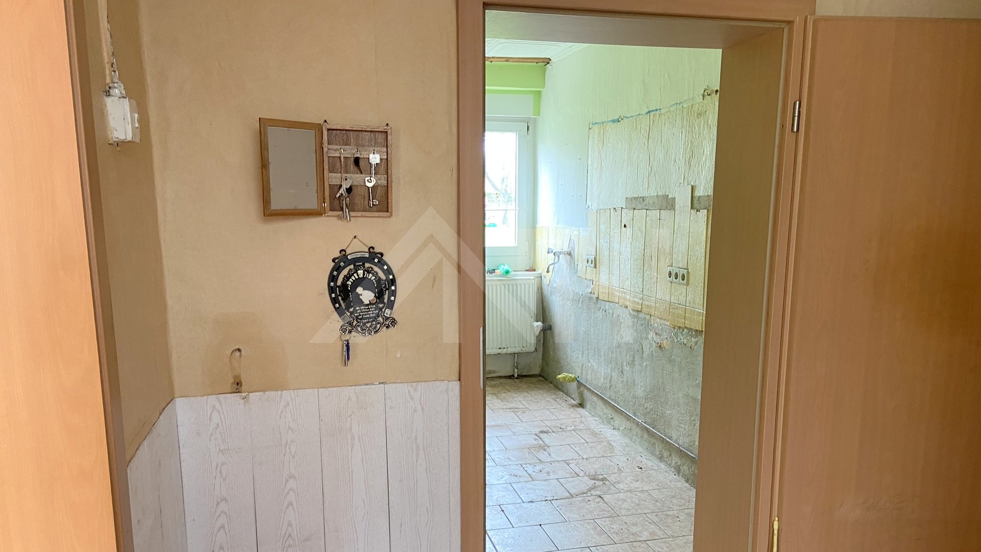 17_nachhause-immobilien_8deaba8a-634c-433f-8b12-52eab043d00b_bild Optimal f&uuml;r eine junge Familie, die das Wohnen im Gr&uuml;nen sch&auml;tzt ... Kleines Einfamilienhaus auf gro&szlig;em Grundst&uuml;ck