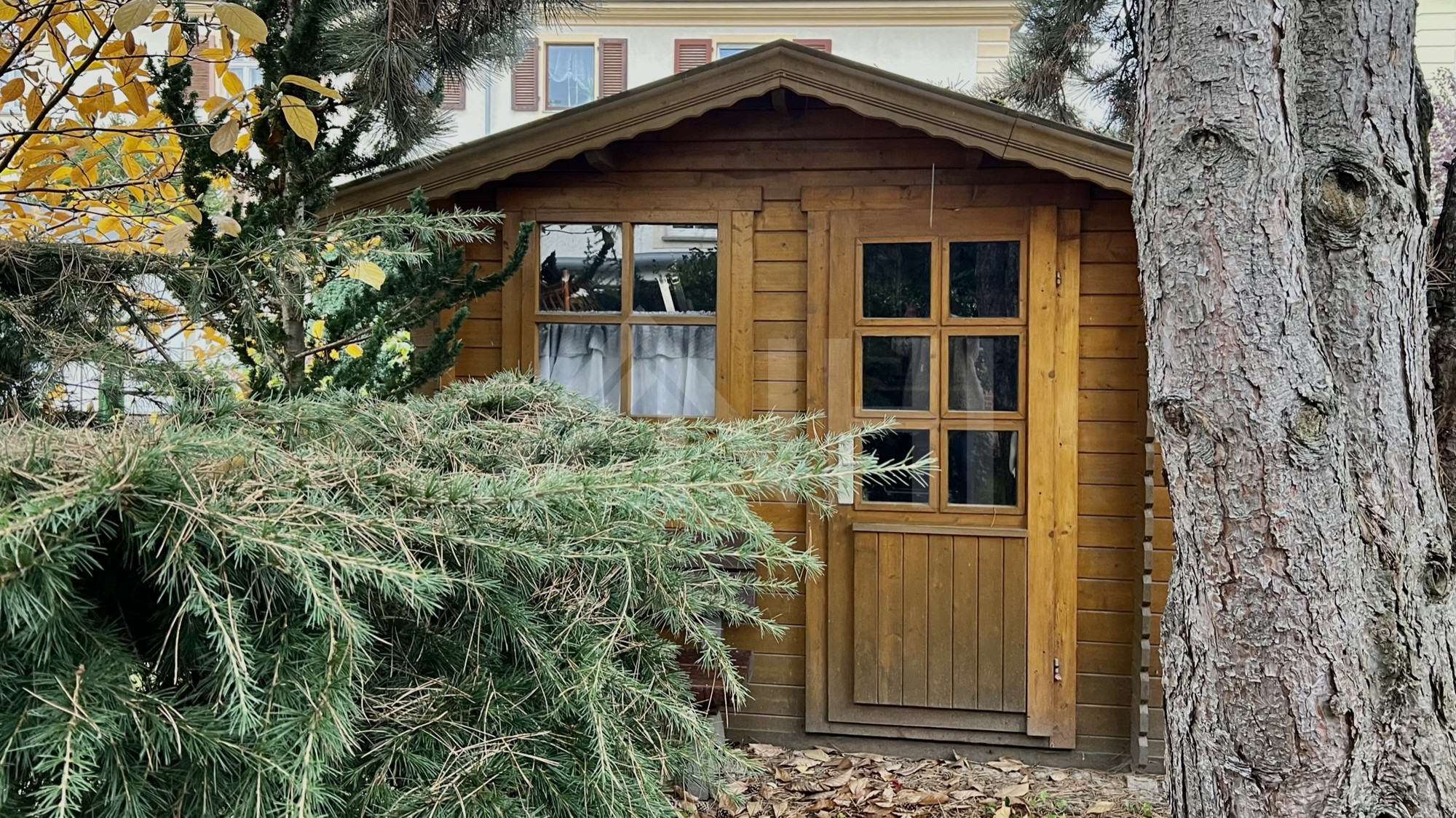 Bauweise massiv errichtet.