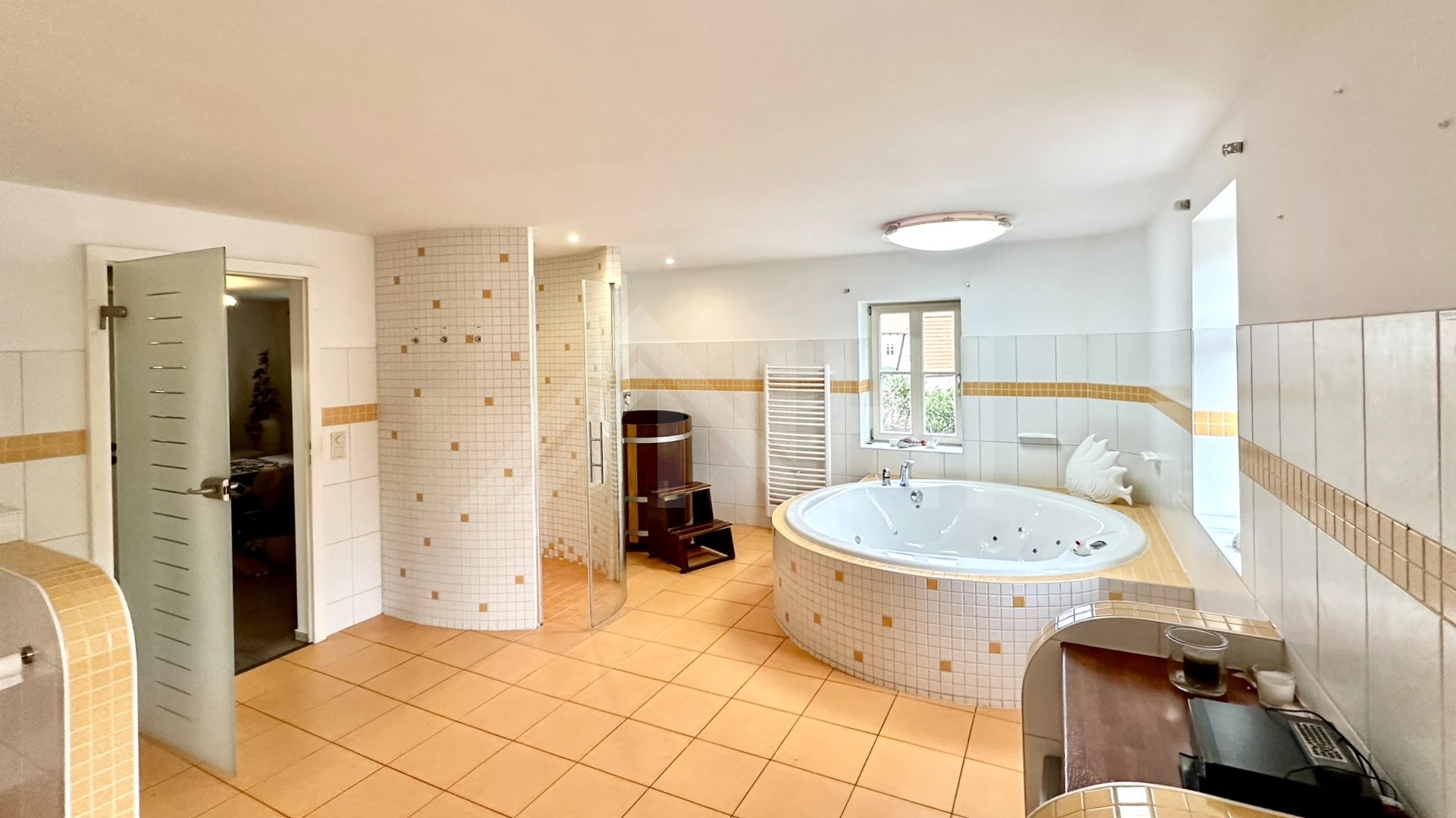 gro&szlig;em Grundst&uuml;ck