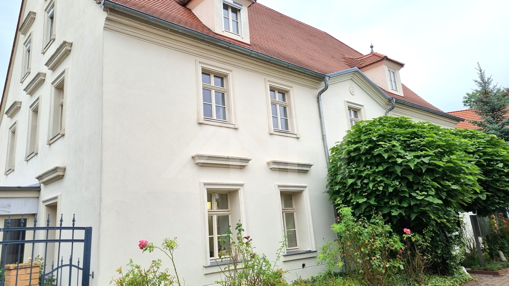 und das Wohn- und Gesch&auml;ftshaus.