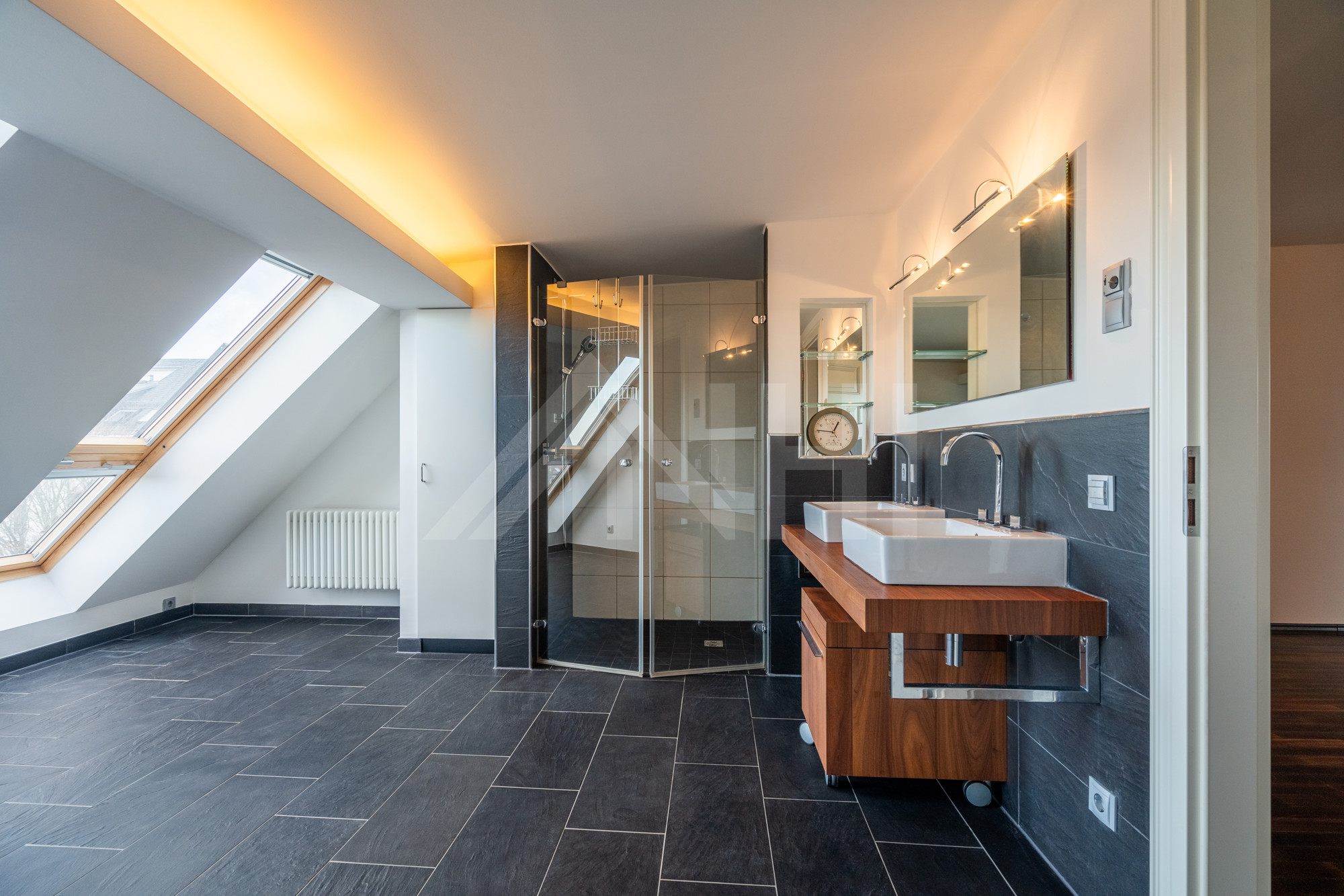 03_nachhause-immobilien_773840be-fb29-476c-8bd3-6312333ddc8d_bild Exklusive Penthouse-Wohnung mit Sauna, Kamin und Tiefgarage, ein Wohnjuwel über den Dächern der begehrten Leipziger Südvorstadt