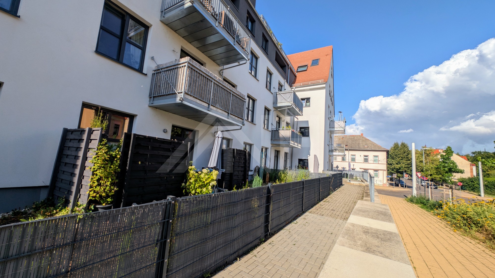 Moderne Eleganz trifft Lebensqualität ... Neuwertige 3-Zimmer-Wohnung mit Stellplatz, Garten und Terrasse