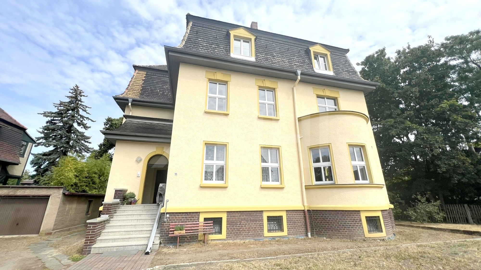 Eine beeindruckende Villa mit 3 Wohneinheiten in einem gepflegten Wohnumfeld ... Willkommen in Borsdorf