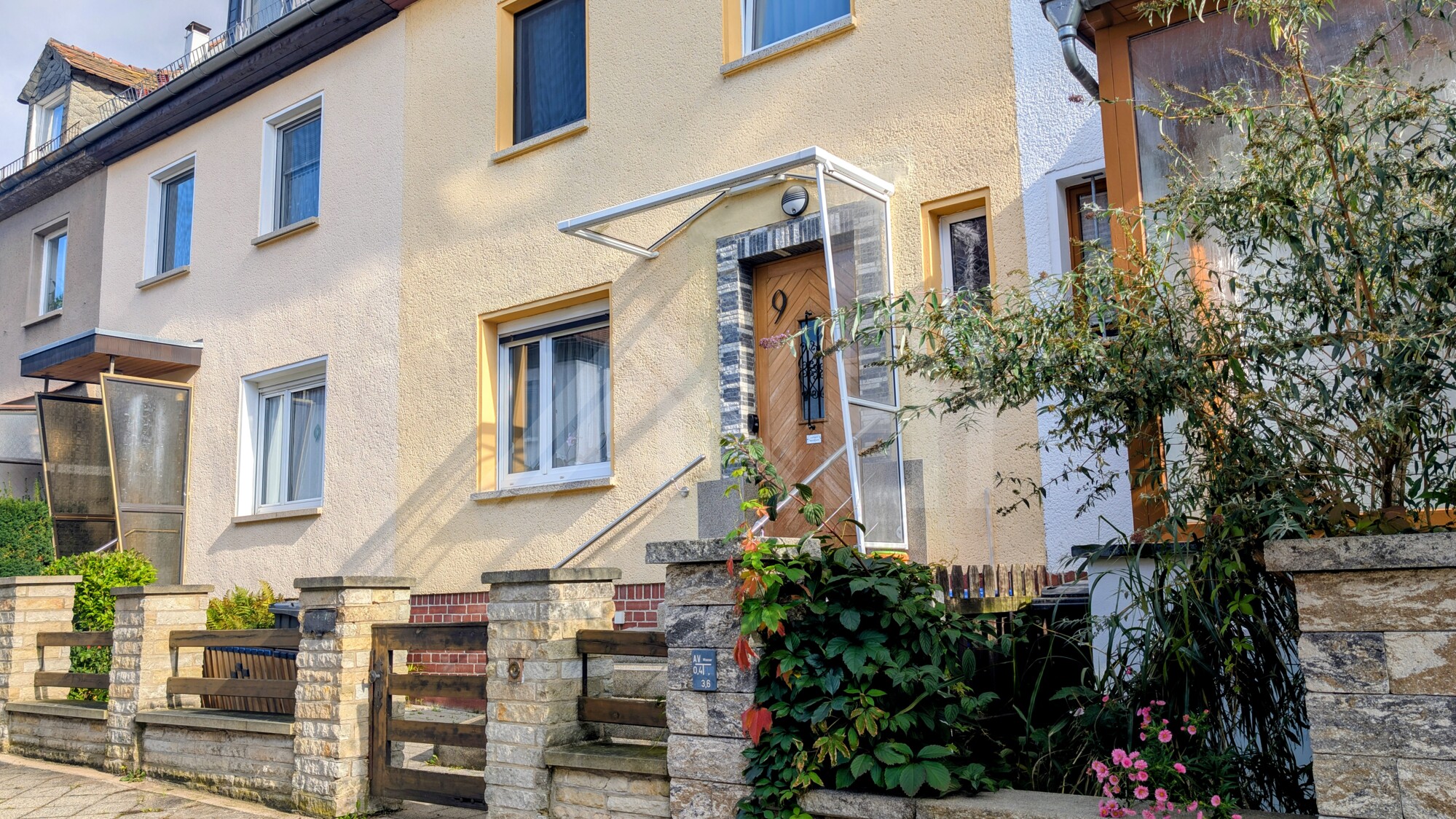 Familienidyll auf drei Etagen ... Reihenmittelhaushaus mit Garten, Kamin, Terrasse & Potenzial in einem gewachsenen Wohnviertel