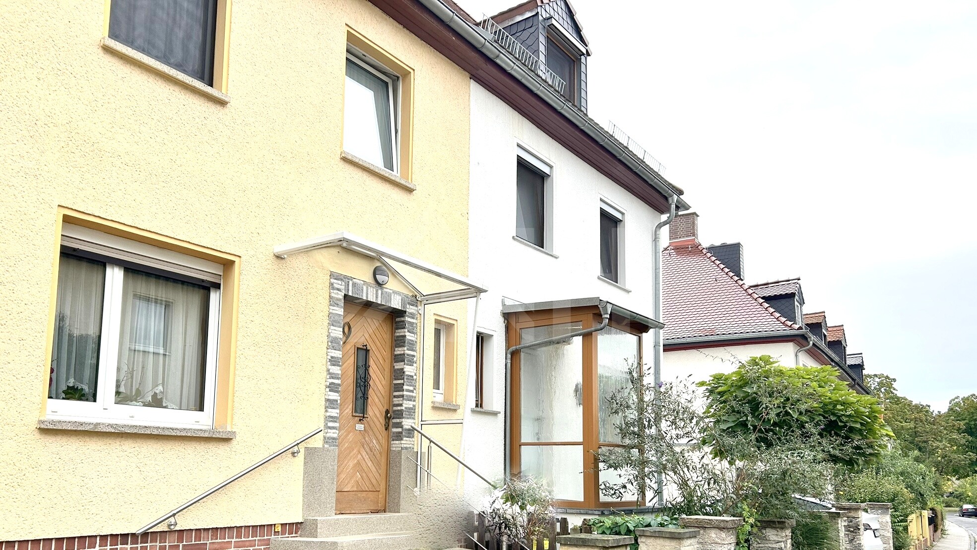 Familienidyll auf drei Etagen ... Reihenmittelhaushaus mit Garten, Kamin, Terrasse & Potenzial in einem gewachsenen Wohnviertel