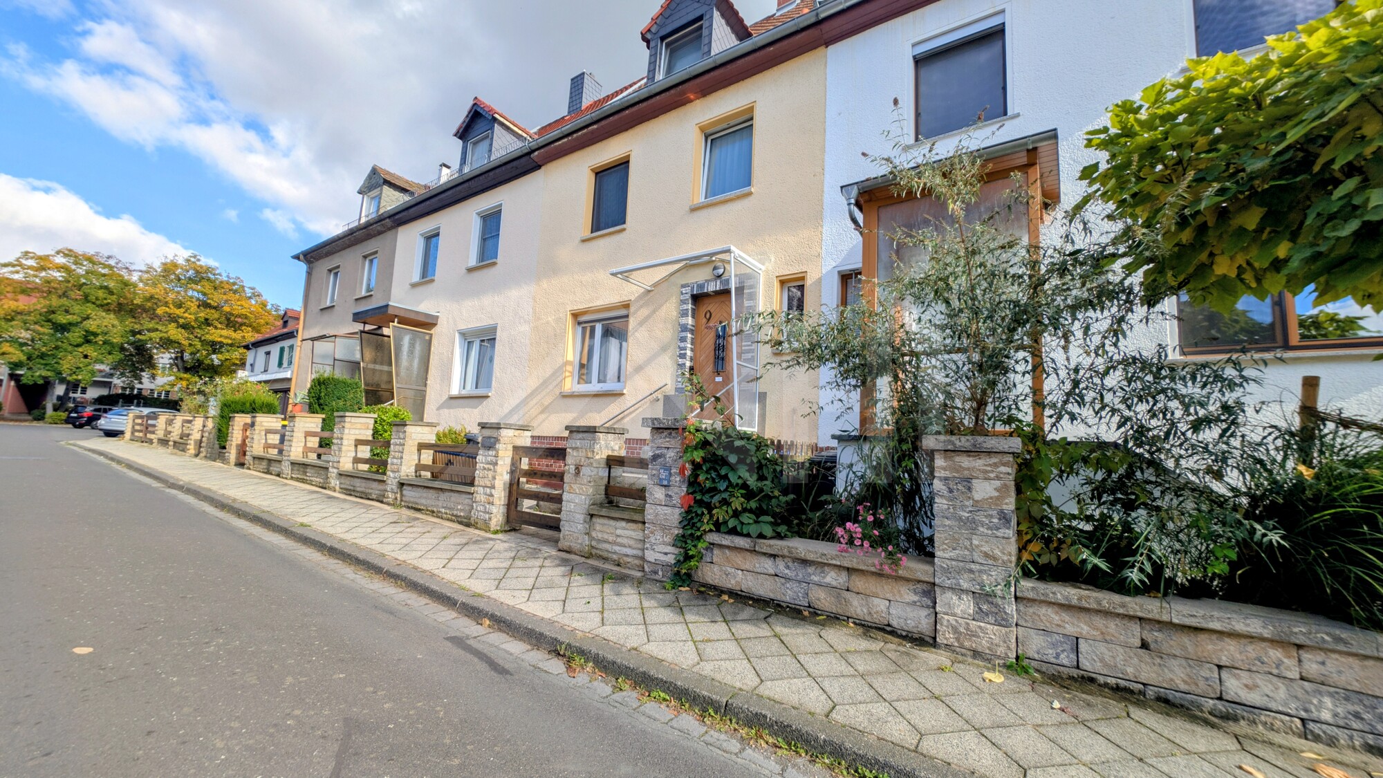 03_nachhause-immobilien_485226da-bd93-45c2-93a6-ae6f571b28e9_bild Familienidyll auf drei Etagen ... Reihenmittelhaushaus mit Garten, Kamin, Terrasse & Potenzial in einem gewachsenen Wohnviertel