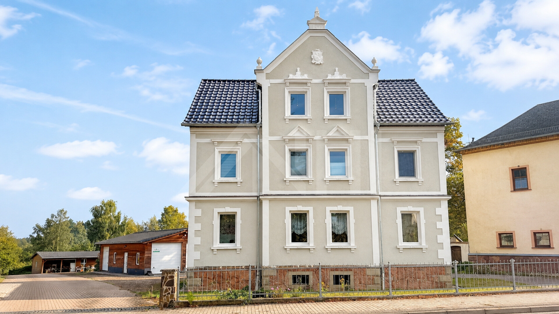 02_nachhause-immobilien_a3c4e7f6-ba98-43cb-92fd-475f3844ba96_bild Weit unter Marktniveau vermietet ... Saniertes Mehrfamilienhaus mit doppelter Ausbaureserve