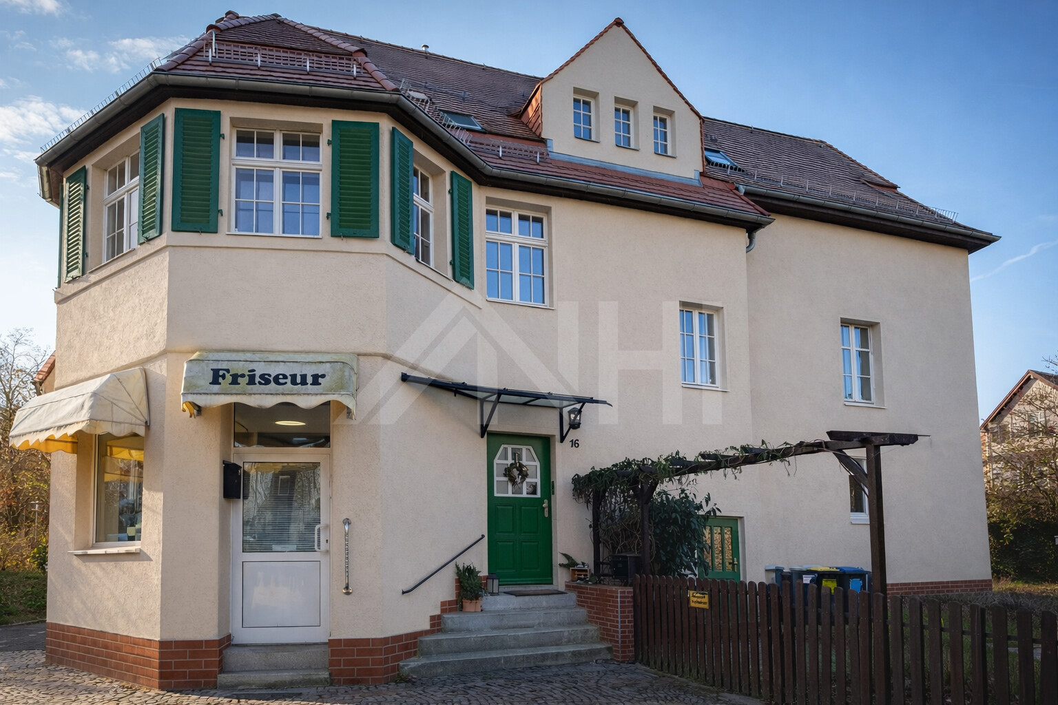 Ein halbes Haus voller M&ouml;glichkeiten ... Unikat mit Gewerbefl&auml;che in Marienbrunner Denkmalensemble