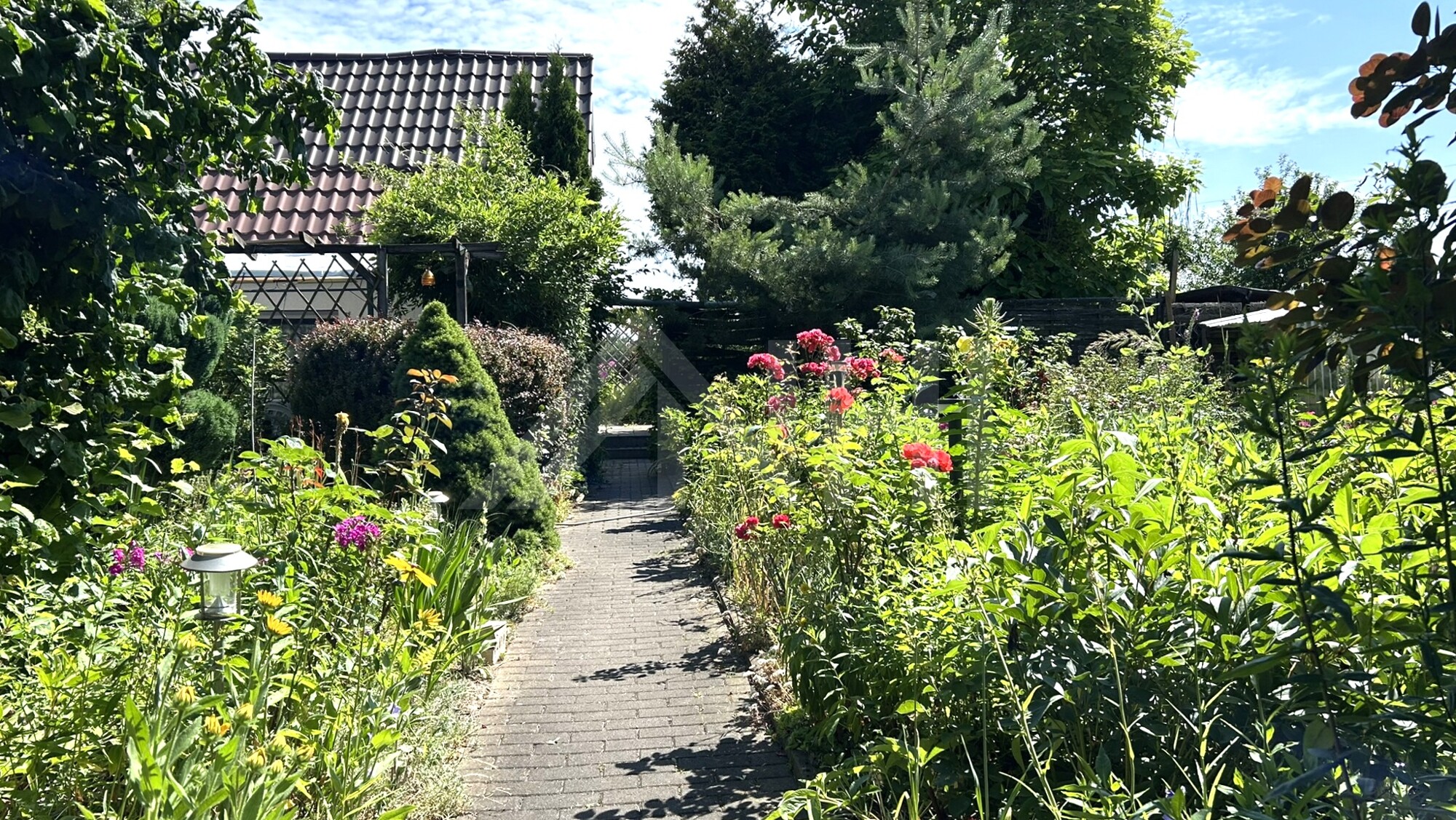 02_nachhause-immobilien_8ab67cae-66c1-4acb-80cc-733fb0fb6005_bild Wohnen im Grünen mit kurzen Wegen ... Großzügiges Baugrundstück mit Entwicklungspotenzial für eine Doppelhausbebauung
