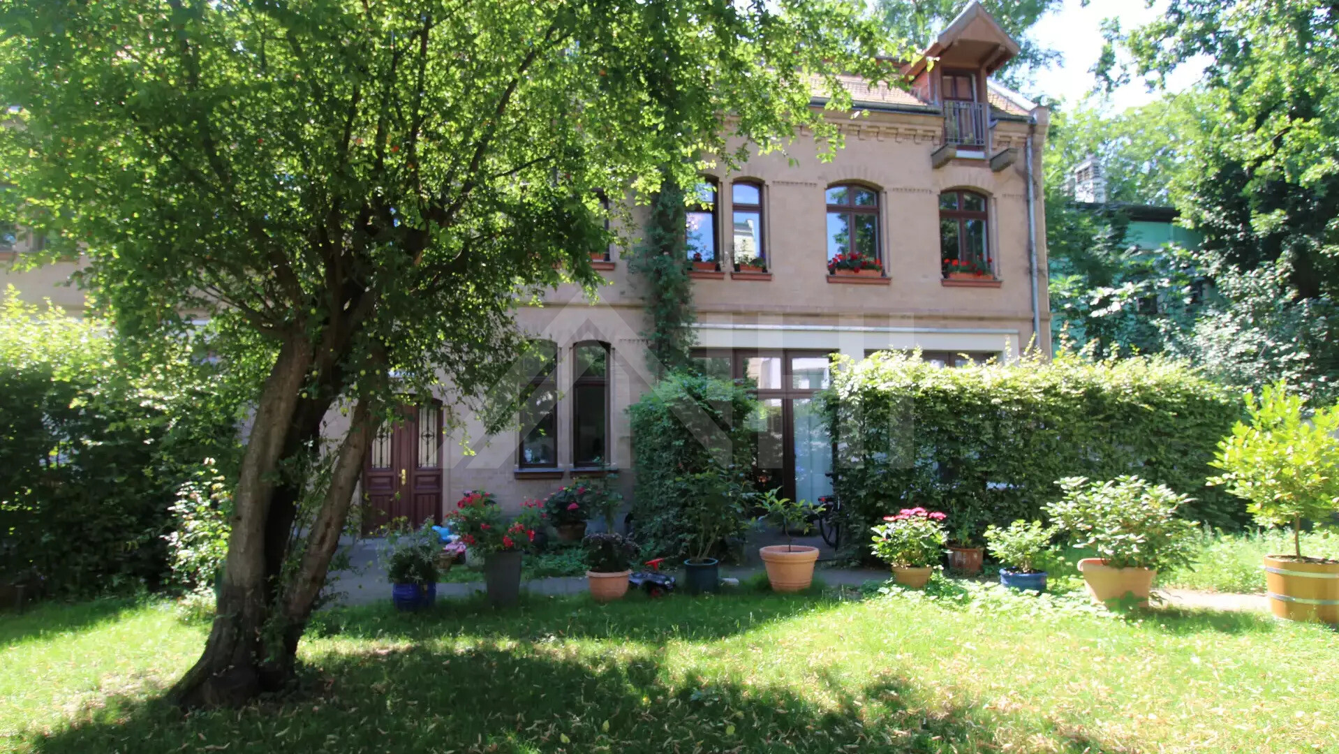 02_nachhause-immobilien_ebaf55a1-4de0-4e27-b7f6-717b76713e59_bild Historisches Gartenhaus im Waldstraßenviertel: 4,5 Zimmer auf drei Ebenen, zwei Terrassen, bezugsfrei