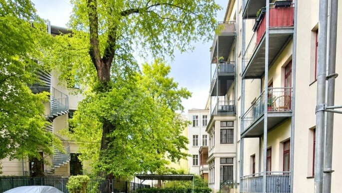 Wohnen unterm Dach ... 3-Zimmer-Altbauwohnung mit Aufzug und Einbauk&uuml;che