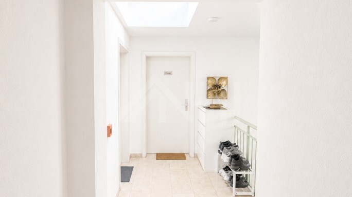 02_nachhause-immobilien_6b443a9f-7365-4499-9394-79f681d3308c_bild Wohnen unterm Dach ... 3-Zimmer-Altbauwohnung mit Aufzug und Einbauküche