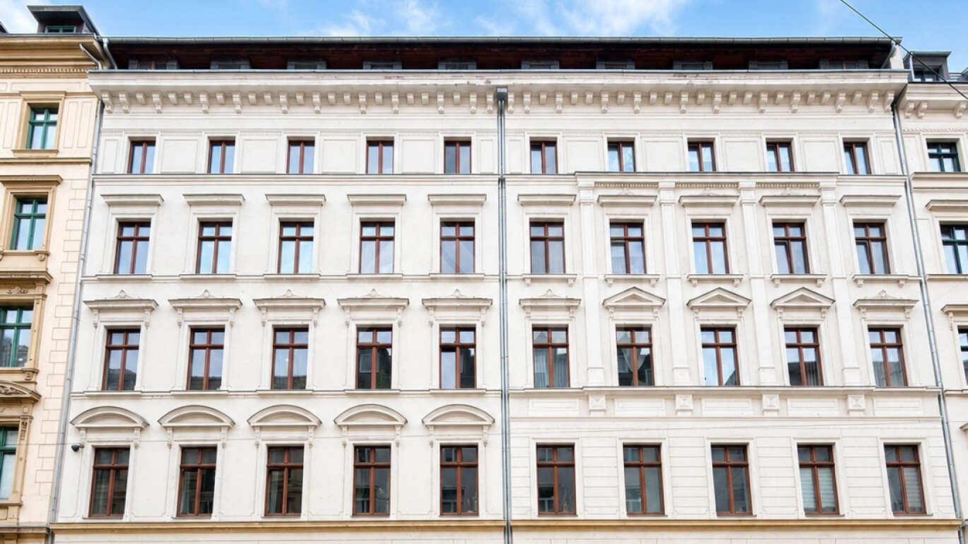 07_nachhause-immobilien_18000f0c-515a-49e1-a35a-8b233b21a77c_bild Wohnen unterm Dach ... 3-Zimmer-Altbauwohnung mit Aufzug und Einbauküche