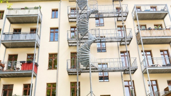 08_nachhause-immobilien_c89b89ce-d002-406e-9f3b-e1b701cbc26e_bild Wohnen unterm Dach ... 3-Zimmer-Altbauwohnung mit Aufzug und Einbauküche