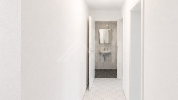 09_nachhause-immobilien_9300ba21-d4b1-4708-9cd9-922142395cac_bild Wohnen unterm Dach ... 3-Zimmer-Altbauwohnung mit Aufzug und Einbauküche