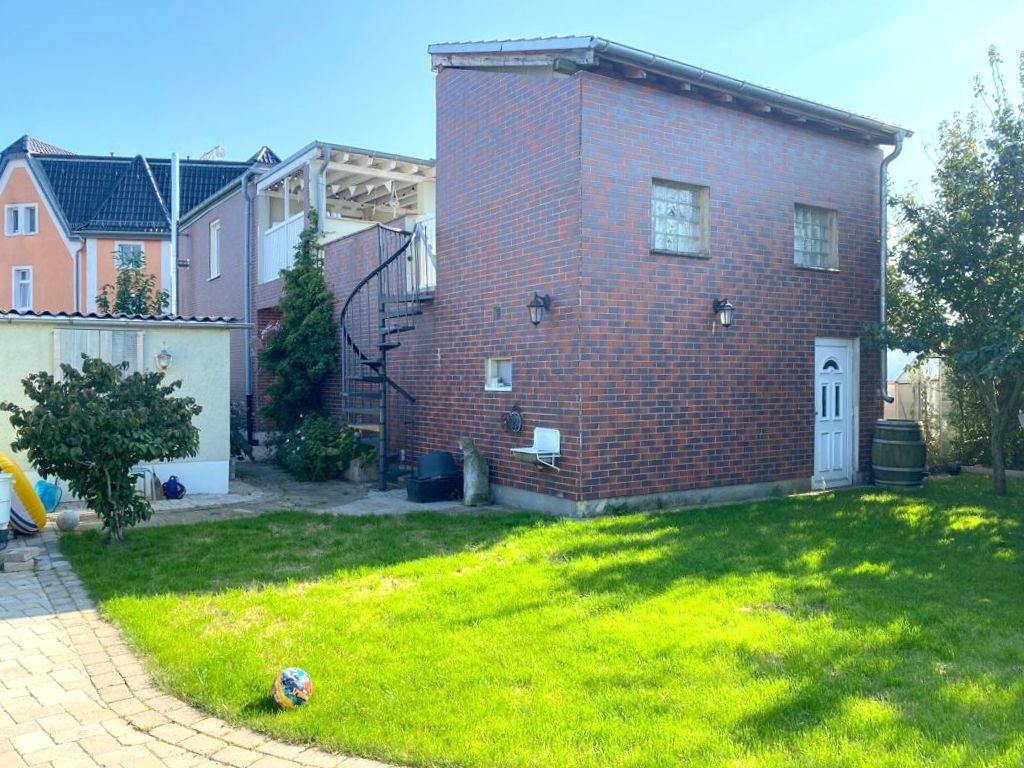 mit dem Wohnhaus verbunden wird. mit dem Wohnhaus verbunden wird.